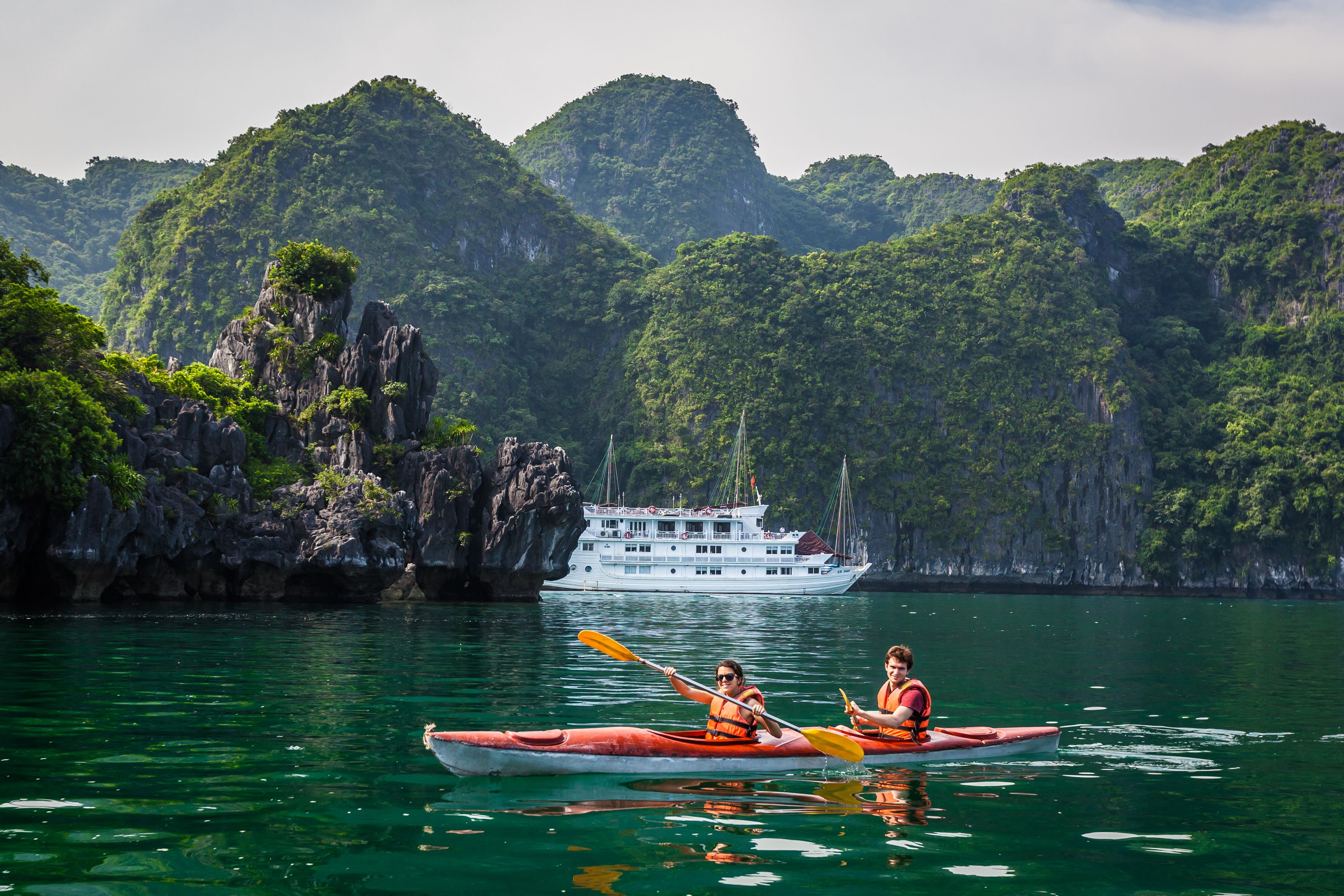 Trải Nghiệm Kayaking Ở Vịnh Hạ Long – Khám Phá Thiên Nhiên Hùng Vĩ Từ Góc Nhìn Khác Biệt