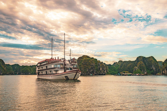 A Dreamy Romantic Cruise for Lovers in Halong Bay