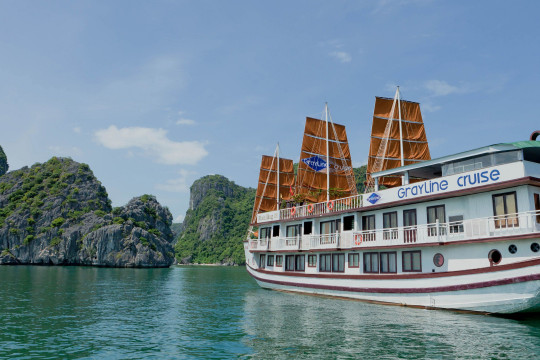 Explore Halong Bay’s Spring Climate on a Scenic Cruise