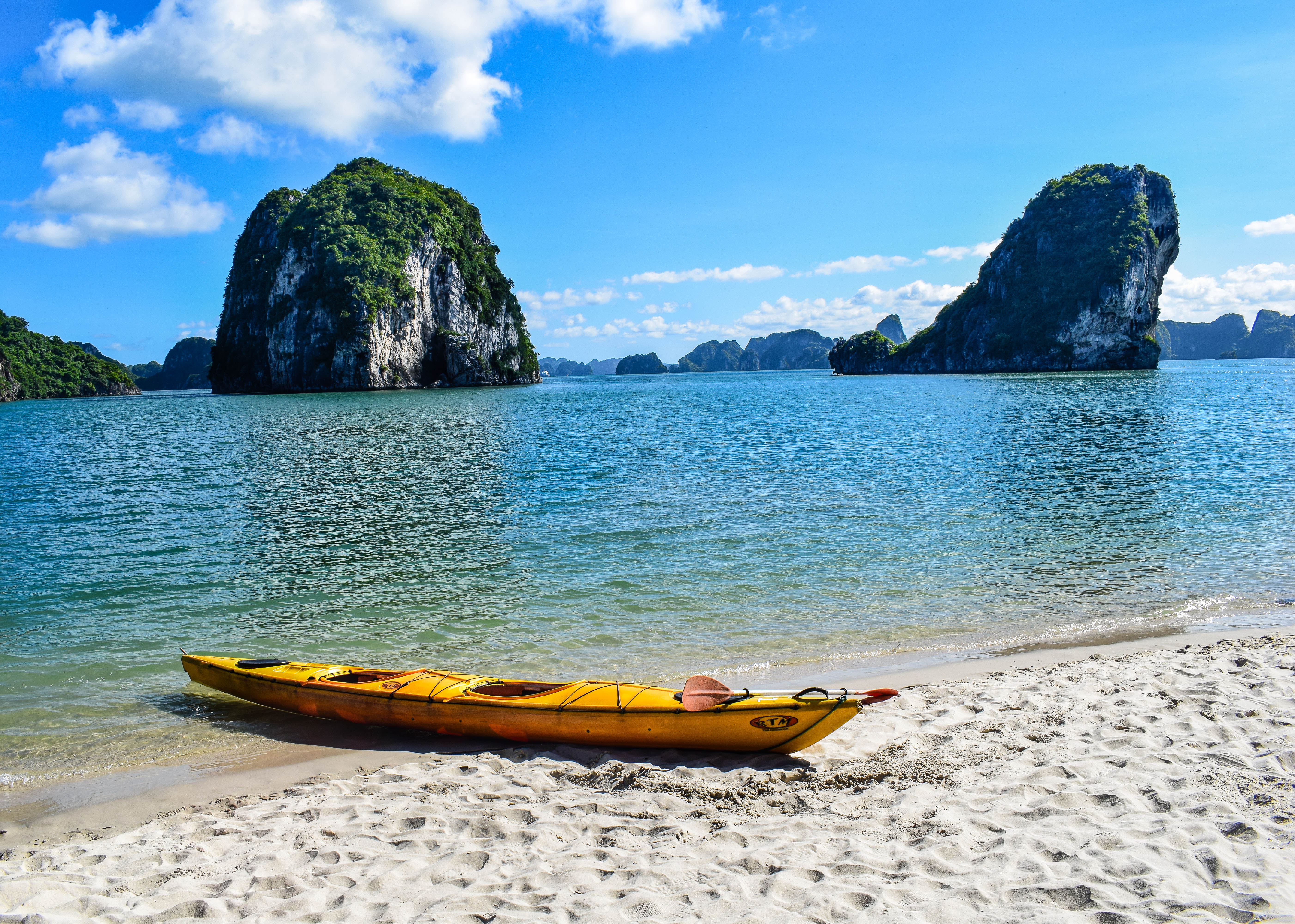 Explore Halong Bay in Luxury with a Private Cruise Tour