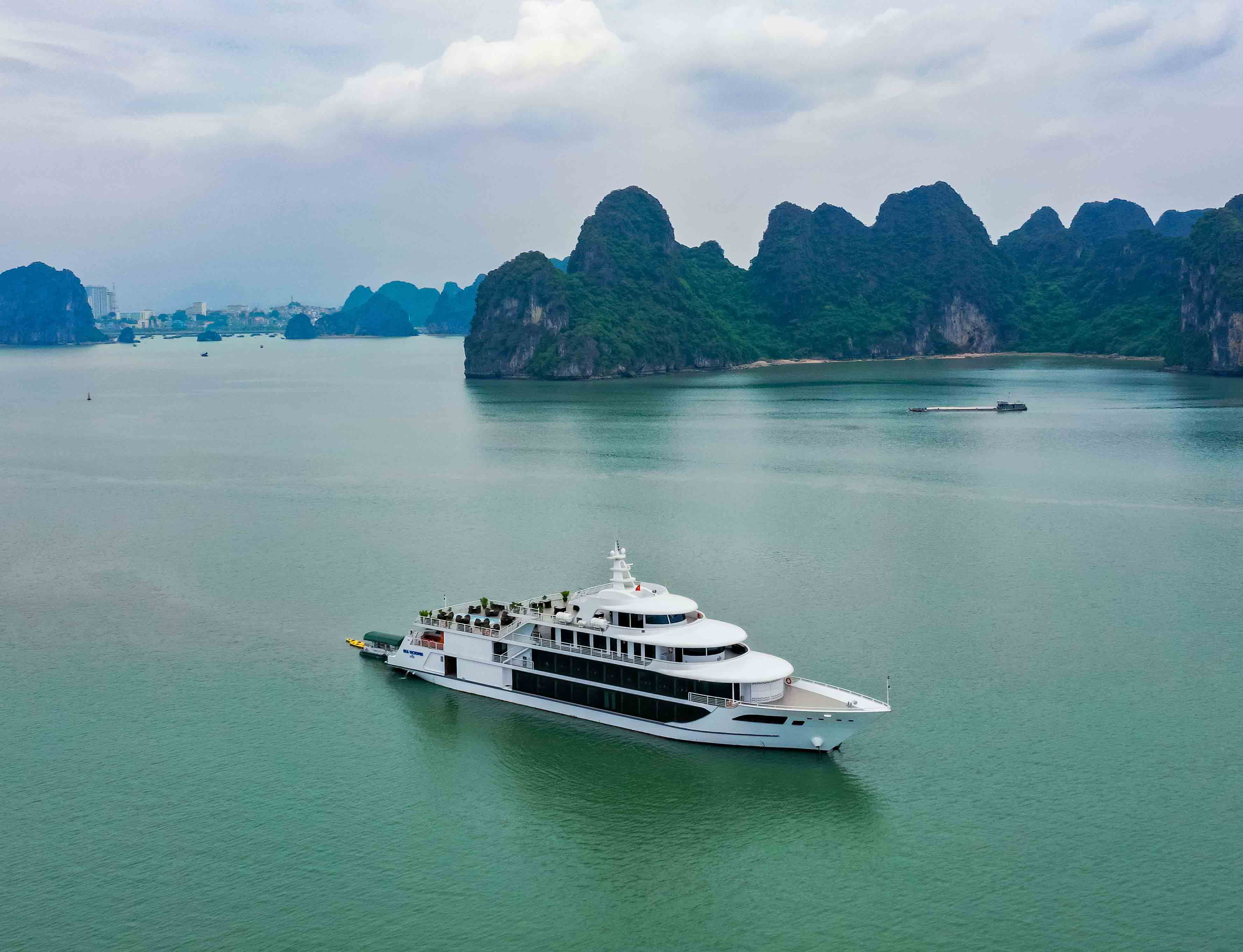 Tet Cruises in Halong Bay: Explore the Bay with Peaceful Views