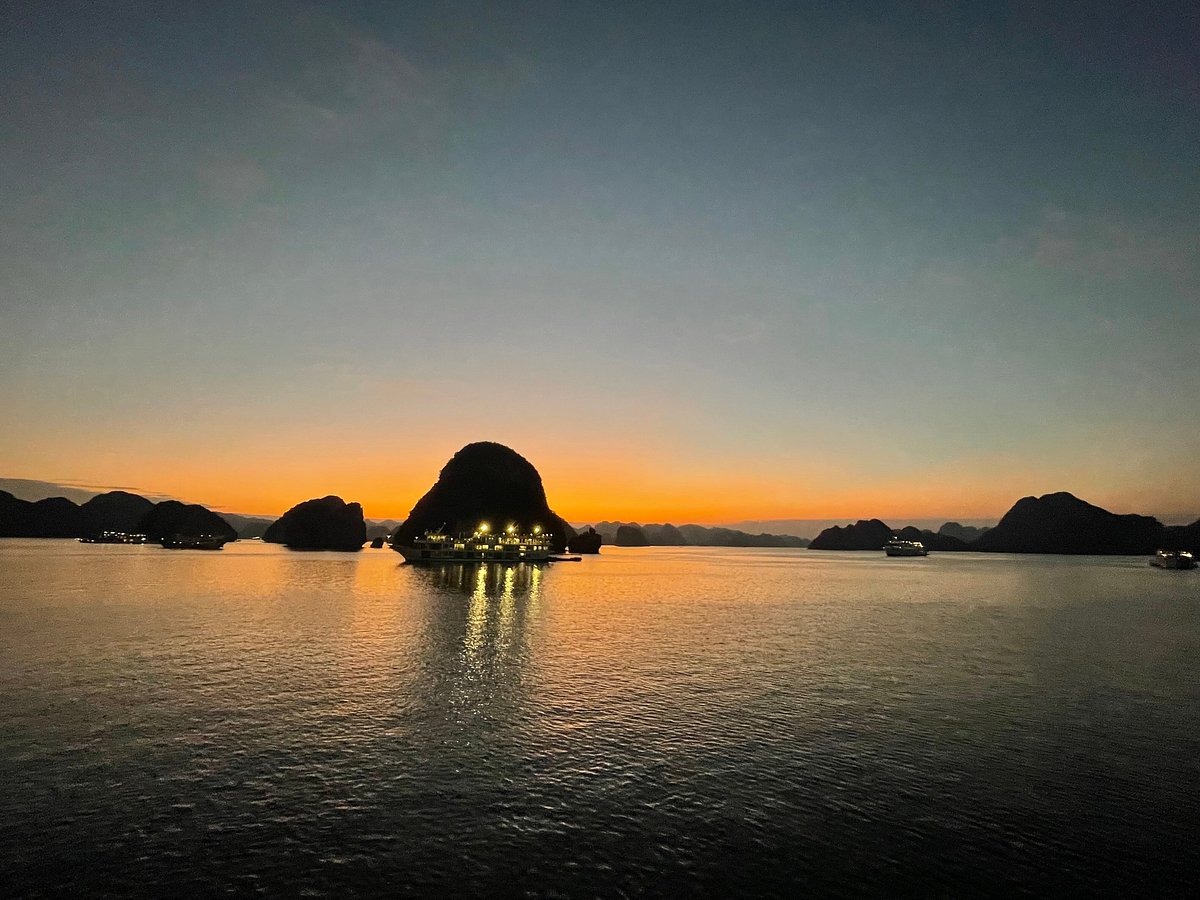 Halong Bay: Experience Tet Tourism Traditions by Cruise