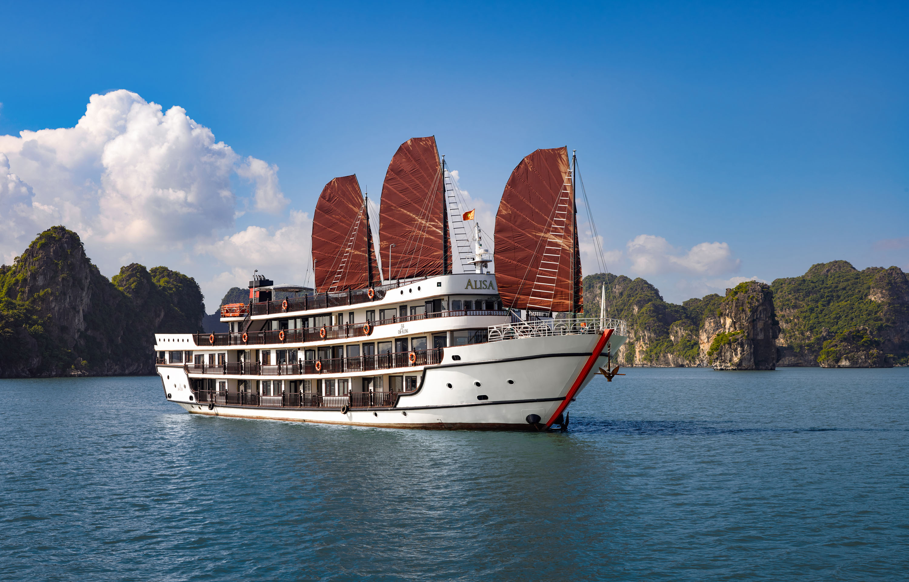 Enjoy a Romantic Honeymoon Cruise on Halong Bay