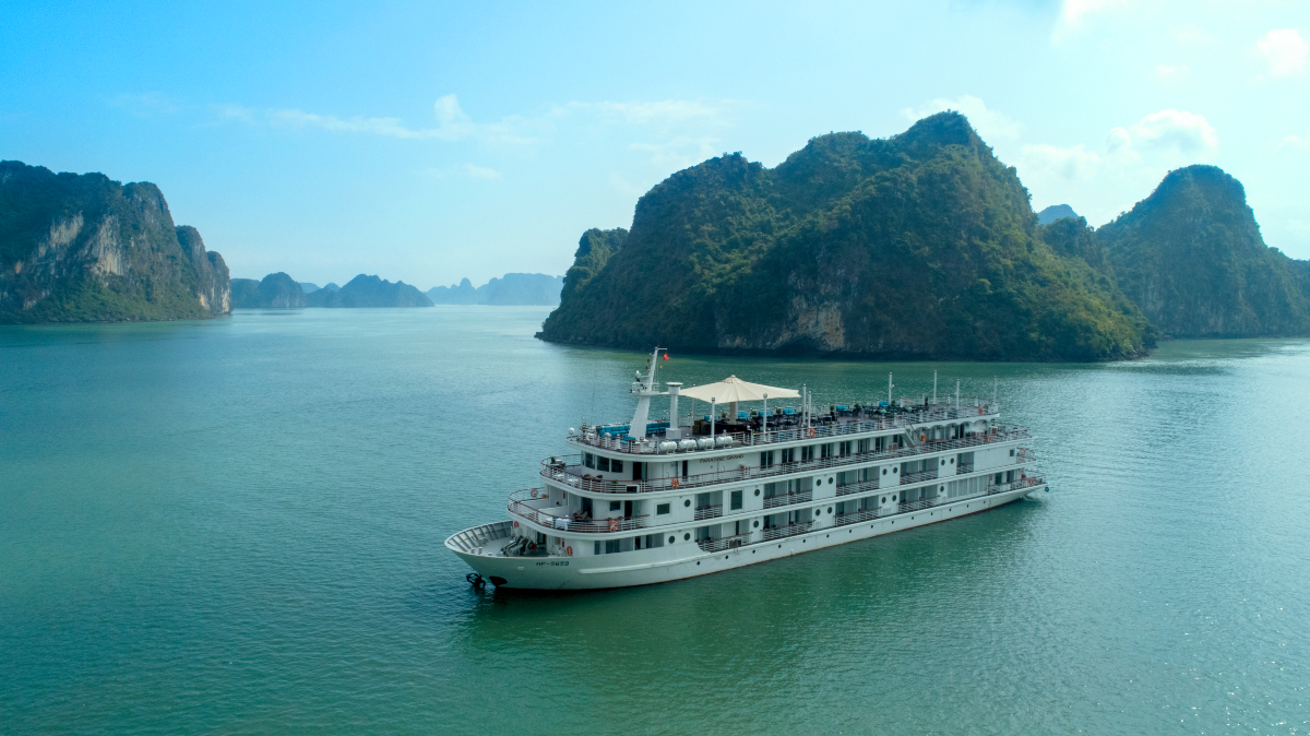 Halong Bay Cruise Dining: A Journey Through Vietnamese Flavors