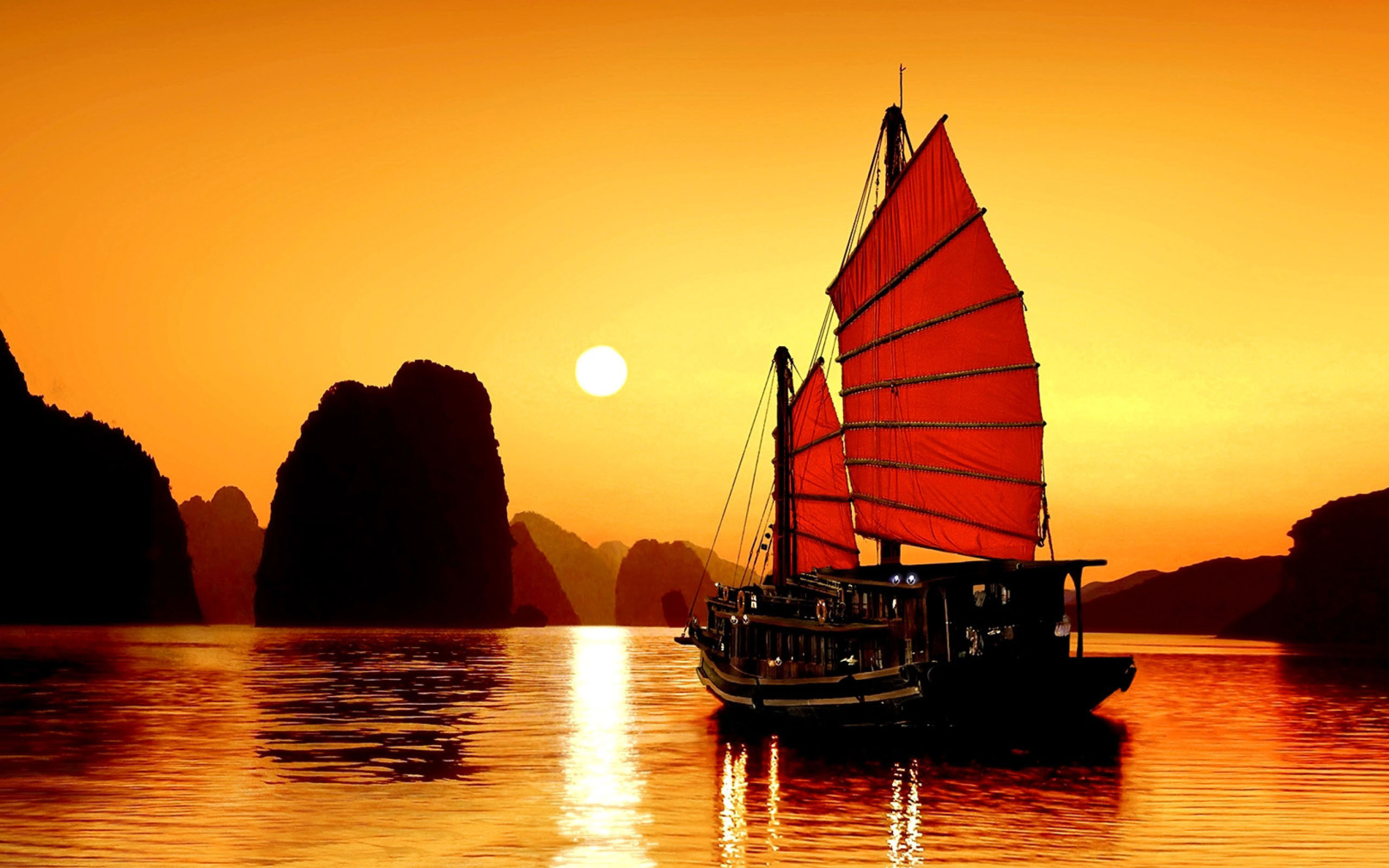 Sunset on Ha Long Bay – A Wonderful Moment Between Sea and Sky